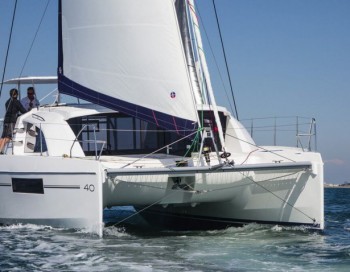 catamaran vs trimaran cruising