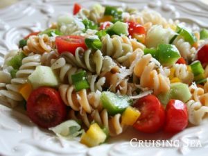 Salad with tomatoes and pasta