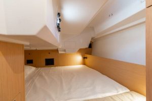 Beneteau 38 guest room