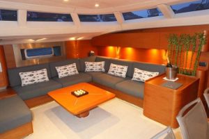 Attimo Yacht Saloon