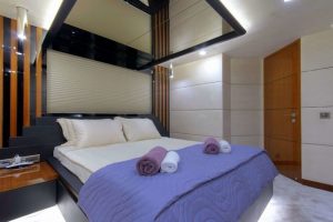 Moss Yacht charter Guess Room