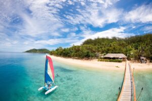 Why Can't catamarans sail close to the wind